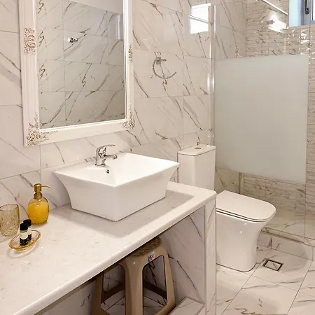 Apartment Thetis, The House