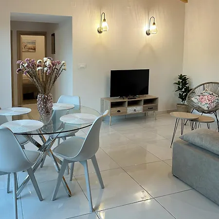 Apartment Thetis, The House *