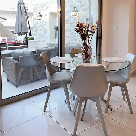 Thetis, The House Apartment