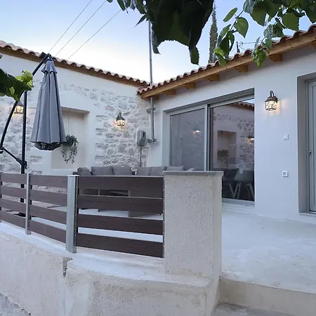 شقة Thetis, The House