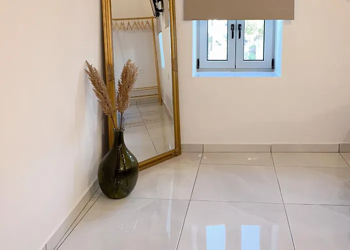 Thetis, The House Apartamento