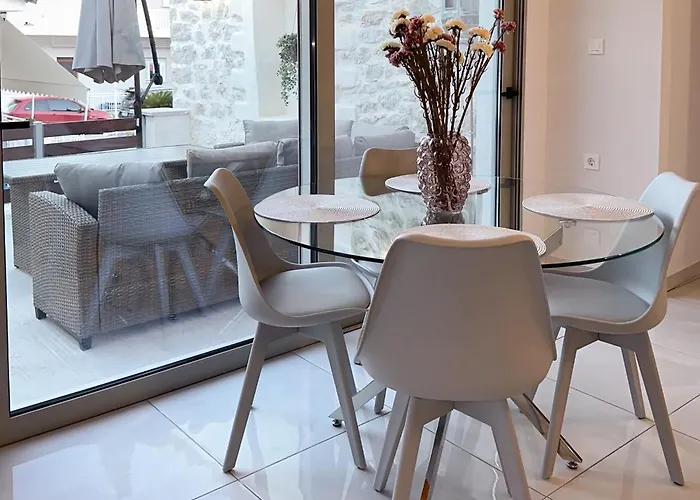 Thetis, The House Apartamento